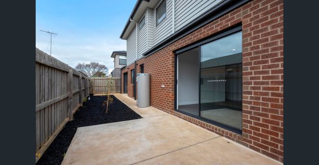 Sleek Contemporary Living - Photo 1