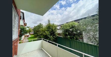 Lovely Three Bedroom Apartment, Conveniently Located! - Photo 5