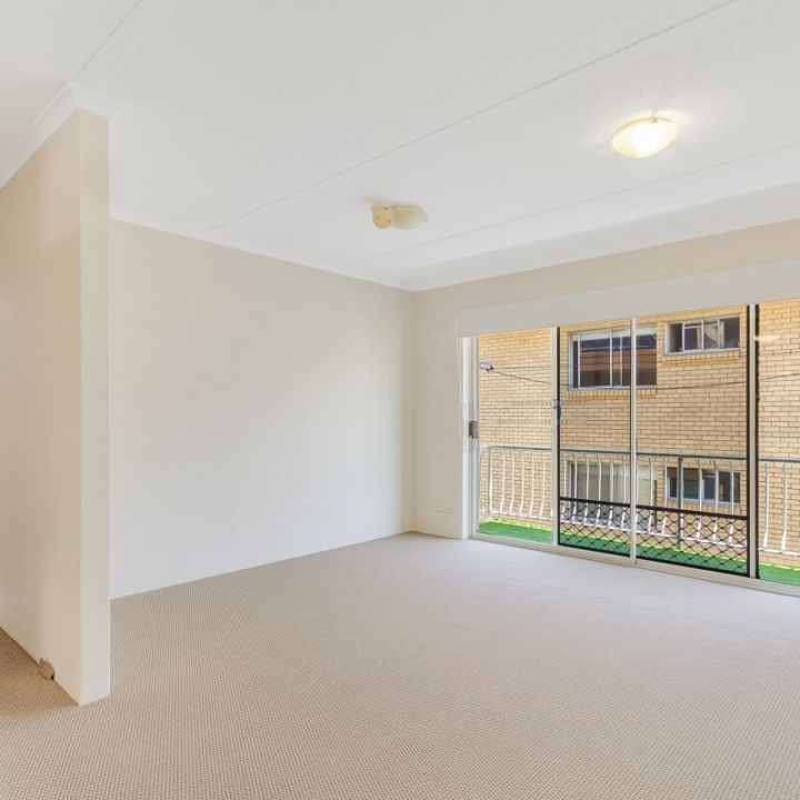 CENTRAL COOLANGATTA TWO BEDROOM UNIT - Photo 1