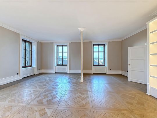 Sublime renovated 6-room apartment nestled in the heart of the Old Town - Photo 1