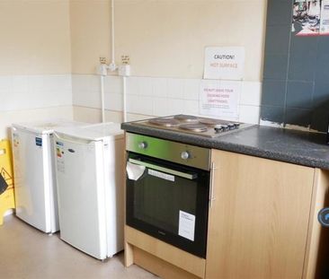 1 bedroom in a flat share to rent - Photo 3