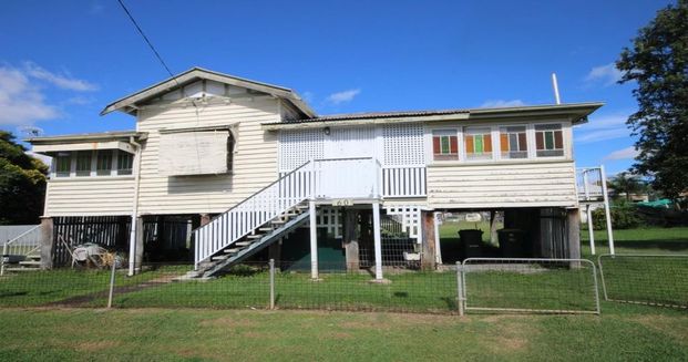 WEATHERBOARD UNIT - 1 BEDROOM - STUDY - SUNROOM - LOUNGE - NEW PAINT - 1 CAR. - Photo 1