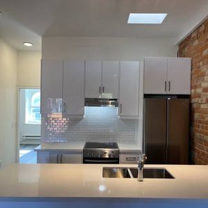 Newly renovated 2 Bedroom apartment for rent - Photo 2