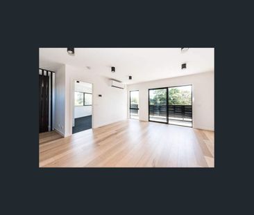 Stylish Townhouse with Golf Course Views in Prime Parkdale Location - Photo 5