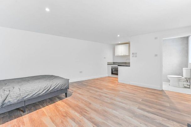 End of terrace house to rent - Photo 1