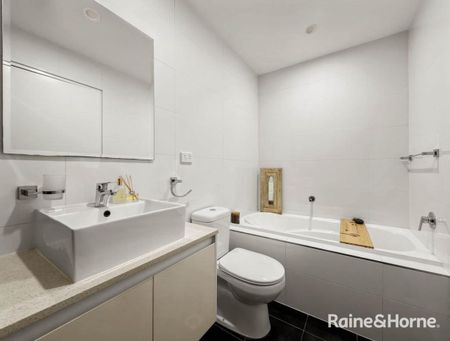 Spacious Two Bedroom Apartment In Prime Location! - Photo 5