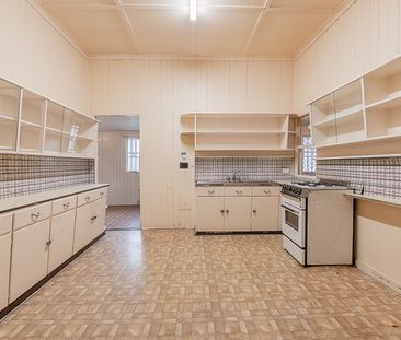 OPTIMAL LOCATION - OPPOSITE IPSWICH HOSPITAL - Photo 1