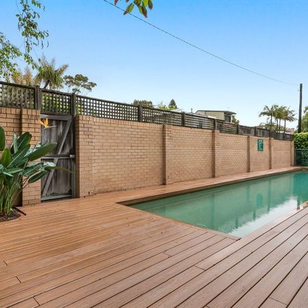 Oversized two bedroom apartment with lock up garage - Photo 4