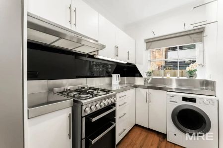 “Furnished art deco brilliance in prime location” - Photo 4