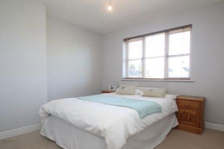 2 bed end of terrace house to rent in The Common, High Wycombe, HP14 - Photo 2