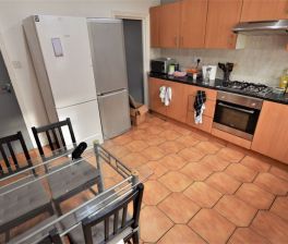 8 bedroom House in & Meadow View, Leeds - Photo 4