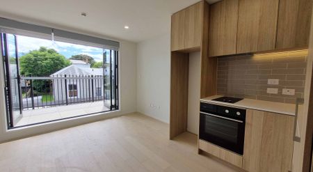 Modern, sunny 1 bedroom upper level apartment - Photo 2