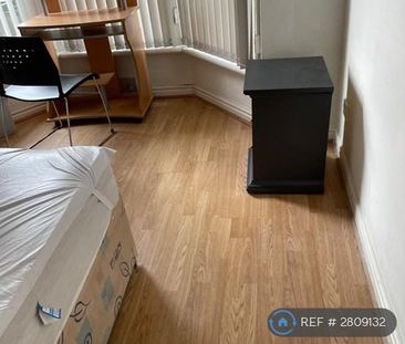 4 bedroom semi-detached house to rent - Photo 3