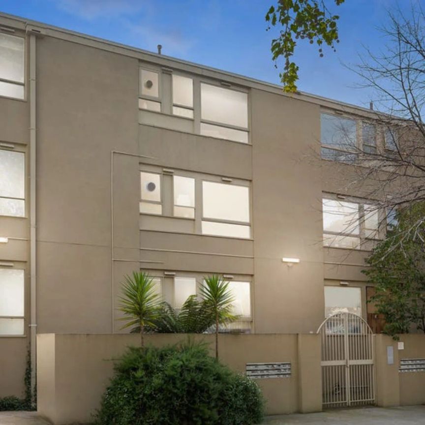 "A Prime Furnished Two-Bedroom Apartment in Vibrant 'Domain Precinct' '' - Photo 1