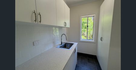 Sunny Contemporary Cottage with North Facing Living. - Photo 3