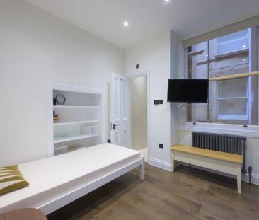 3 bedroom flat in London - Photo 4