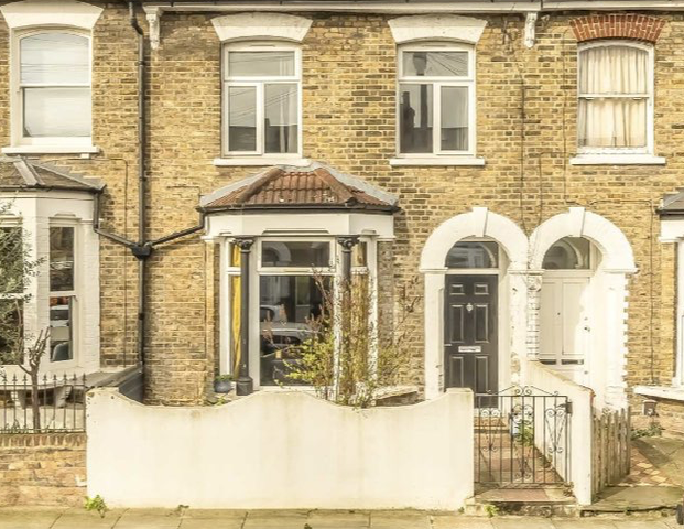 4 bed mid-terraced house available - Photo 1