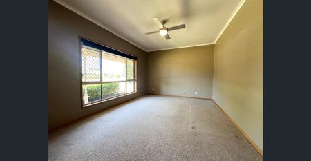 For Rent: Peaceful Family Living with Parkside Outloo - Tranquil location with space to enjoy, right next to the park - Photo 3