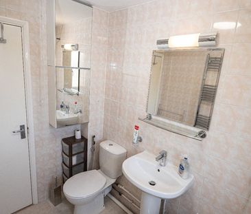2 Bed Flat, Cornmow Drive, NW10 - Photo 6