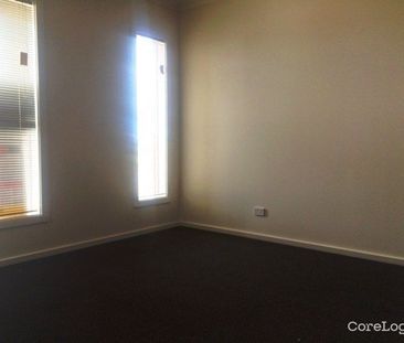 Low-maintenance living in a growing and family-friendly neighbourhood! - Photo 3