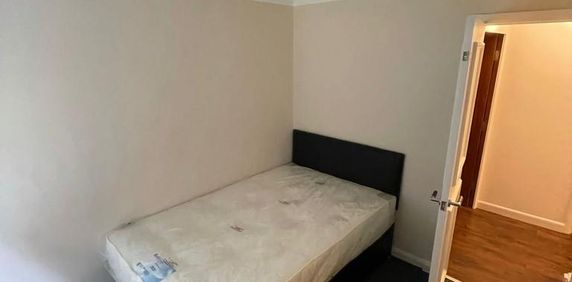 3 bedroom flat to rent - Photo 2