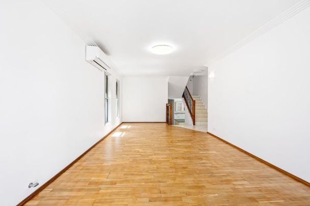 Stylish 3-Bedroom Townhouse in Bexley - Modern Comfort, Prime Location! - Photo 1