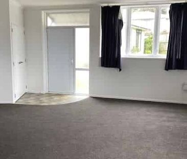 Well presented 2 bedroom flat with open plan living - Photo 1