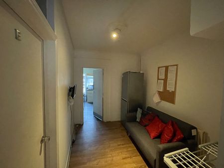 Room in a Shared House, Varley Road, E16 - Photo 2
