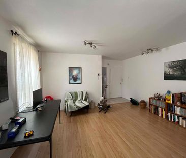 3 1/2 très ensoleillé Vieux Longueuil 1275$/mois à partir du 1 août - Photo 2