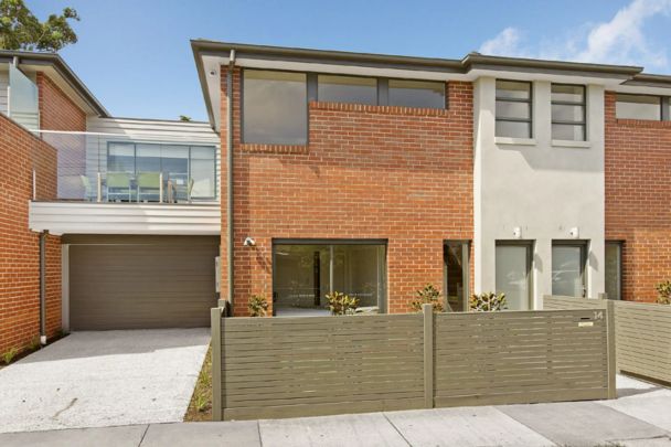 STREET FRONT PRIVATE TOWNHOUSE, WALKING DISTANCE TO SOUTHLAND! - Photo 1