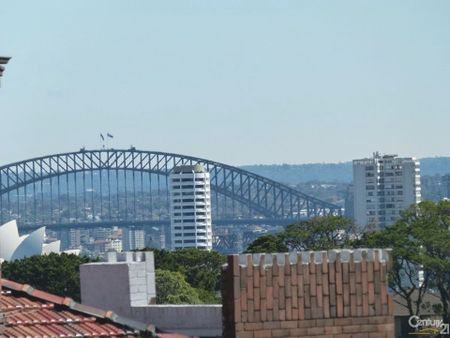 Top Floor&comma; Bright & Sunny One Double Bedroom Apartment - Photo 3