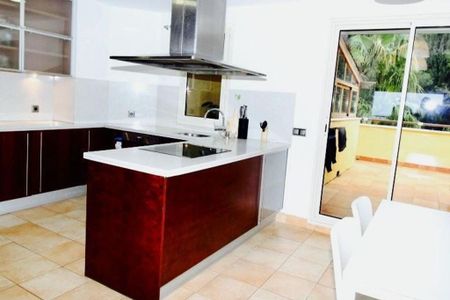 Luxury penthouse for rent in The Golden Mile, Marbella, Andalusia - Photo 2