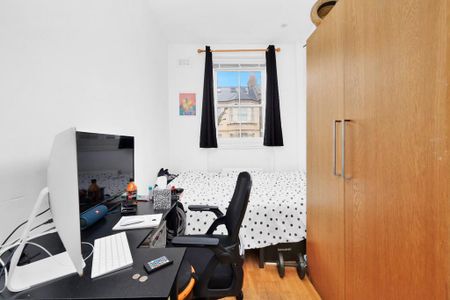 2 bedroom flat to rent - Photo 2