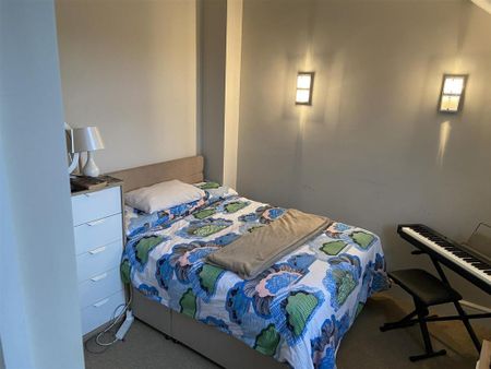 3 bedroom flat to rent - Photo 3