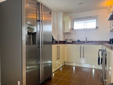 Aurora, Trawler Road, Maritime Quarter, SWANSEA - Photo 2