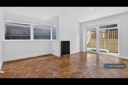 4 bedroom semi-detached house to rent - Photo 2