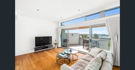 Quality townhouse capturing water and city views - Photo 2