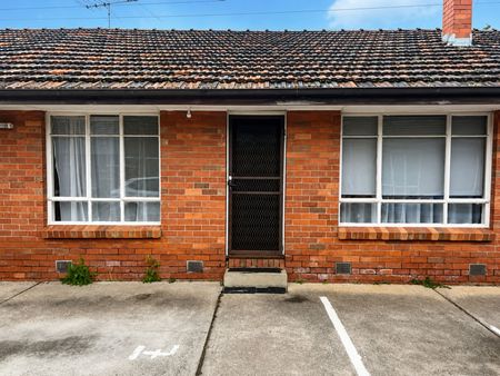 Spacious Two-Bedroom Home in a Convenient St Albans Location - Photo 4