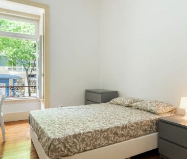 Room in a shared 11-bedroom apartment for rent in Lisbon, no restrictions - Photo 3