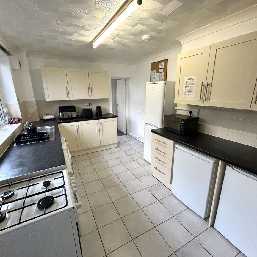 Queen Street, Treforest, Pontypridd - Photo 1