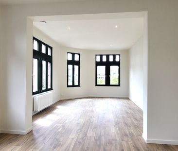 Volledig gerenoveerd appartement met 2 slaapkamers in het hart van ... - Photo 3