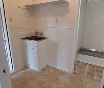 Spacious 2 Bedroom, 1 Bathroom unit - Photo 1