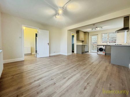 4 bedroom bungalow to rent - Photo 2