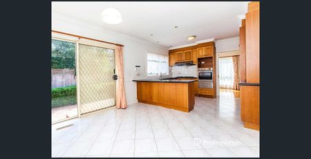 Charming Residential House in Mount Waverley - Photo 3