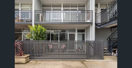 Light-Filled 2-Bed Apartment in Prime Carlton North Location - Photo 3