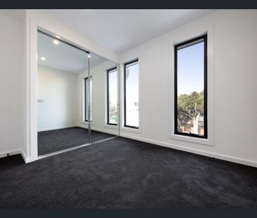 Modern 3 bedroom plus study Townhouse in Heart of Carnegie - Photo 4