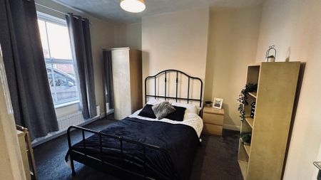 1 bedroom in a house share to rent - Photo 4
