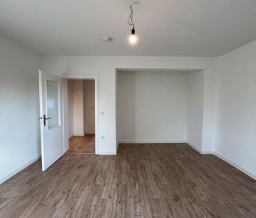 LUXUS TRIFFT GEMÜTLICHKEIT – Sanierte 3-Raumwohnung mit EBK & Wohlf... - Photo 2