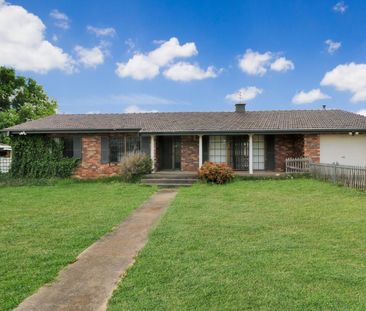 4 Bedroom Brick Home - Photo 4