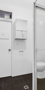 Spacious 3 bedroom half house in a great location - Photo 4